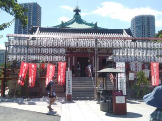 Un tempio in mezzo ai grattacieli a Tokyo